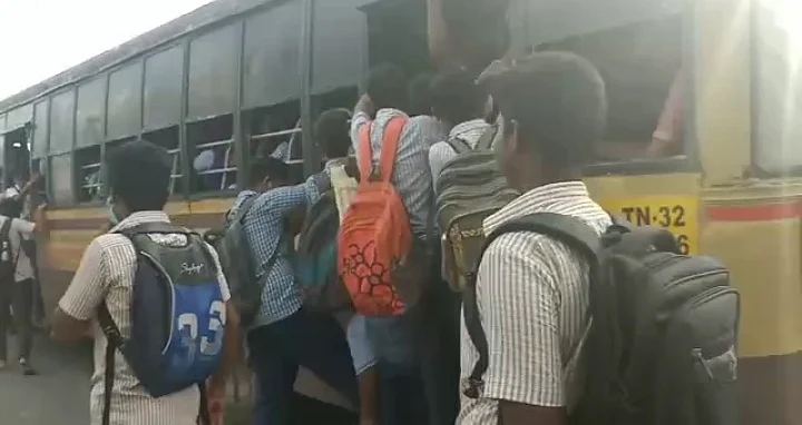 பேருந்தில் கூட்டமாகவும், ஆபத்தின் விளிம்பிலும் பயணித்த பள்ளி மாணவர்கள்.