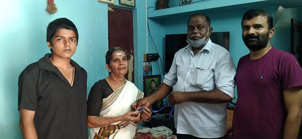 விருது வழங்கிய ராணுவ அதிகாரி