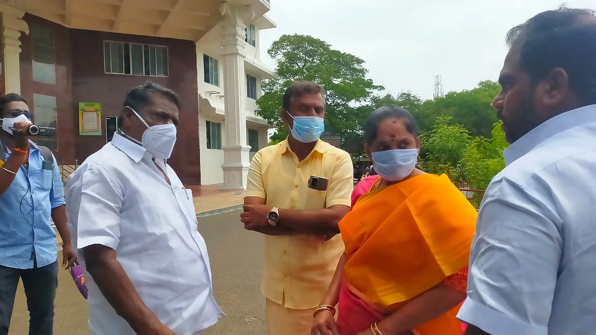 கலெக்டர் அலுவலகத்தில் ஜான்சி