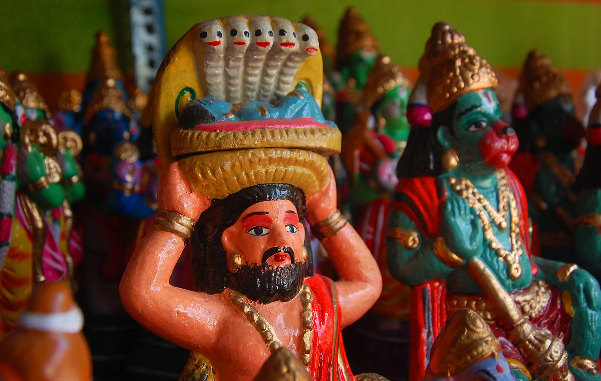 குழந்தை புத்தர், கிருஷ்ண லீலை, விவசாயி; கண்ணைக்கவரும் வண்ணமயமான நவராத்திரி கொலு பொம்மைகள்!
