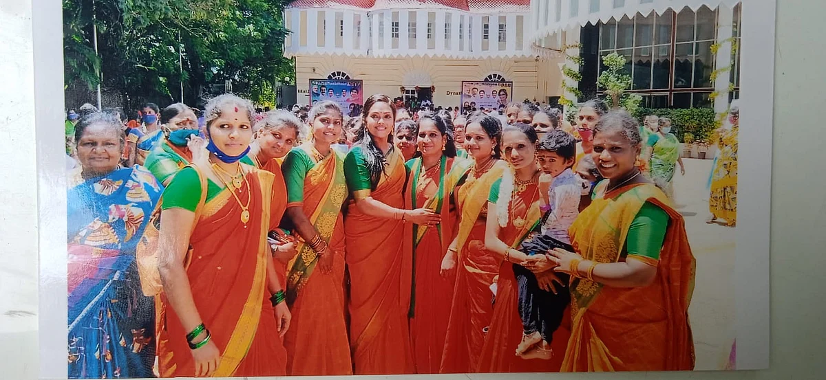 நடிகை ஜெயலட்சுமியுடன் கீதா, மகளிர் சுயஉதவிக்குழுவினர்