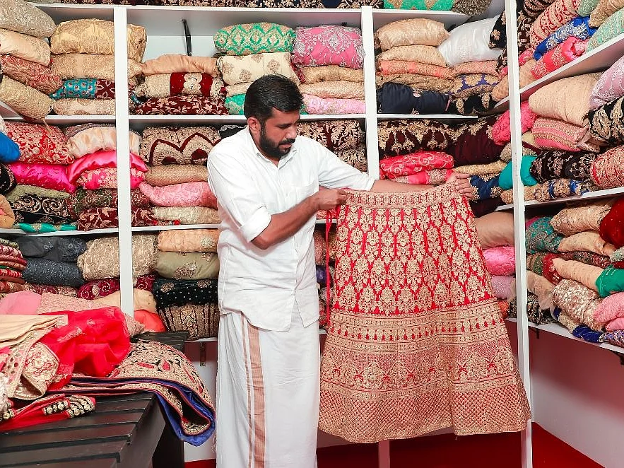 ``ஏழைப் பெண்களின் திருமணத்துக்கு புடவை, லெஹெங்கா இலவசம்!'' - உதவும் கேரள மனிதரின் உடை வங்கி