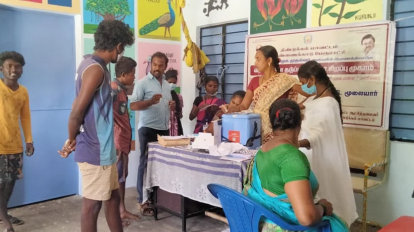 தடுப்பூசி செலுத்தி கொண்ட பழங்குடியினர்
