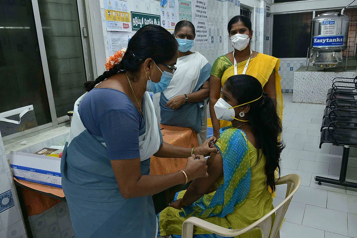 தடுப்பூசி செலுத்தும் மருத்துவப் பணியாளர்