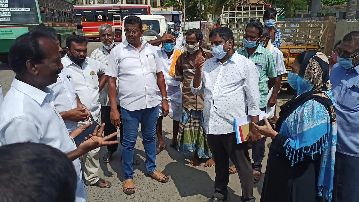 அதிகாரிகளிடம் முறையிடும் சமூக ஆர்வலர்கள்