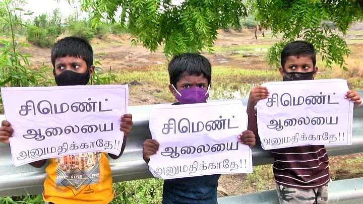எதிர்ப்பு வாசகம் ஏந்திய சிறுவர்கள்