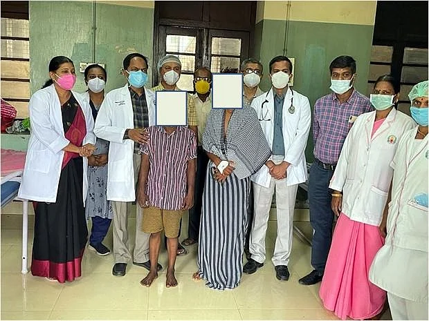 மருத்துவக்குழுவினருடன் திருநம்பிகள்
