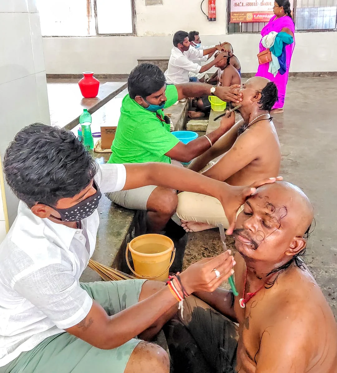 முடிக்காணிக்கை செலுத்திய பக்தர்கள்