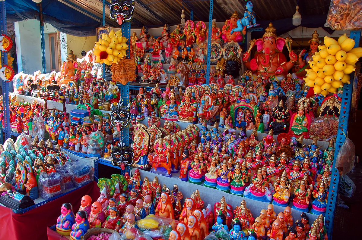 குழந்தை புத்தர், கிருஷ்ண லீலை, விவசாயி; கண்ணைக்கவரும் வண்ணமயமான நவராத்திரி கொலு பொம்மைகள்!