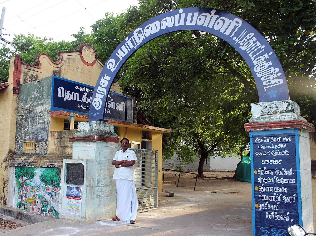 காமராஜர் திறந்த பள்ளியின் அவலநிலை: `ஓடுகள் பெயர்ந்து; பூச்சுகள் உதிர்ந்து வகுப்பறையில் மழைநீர்!'