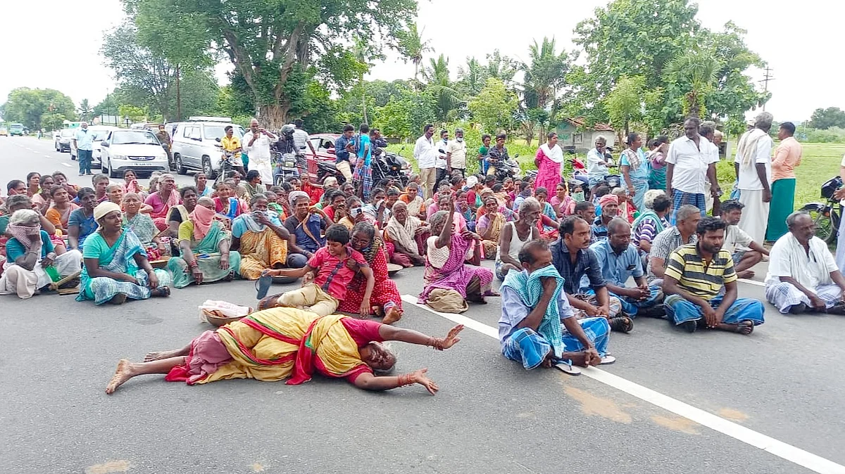 சாலை மறியலில் ஈடுபட்ட ஊர் மக்கள்