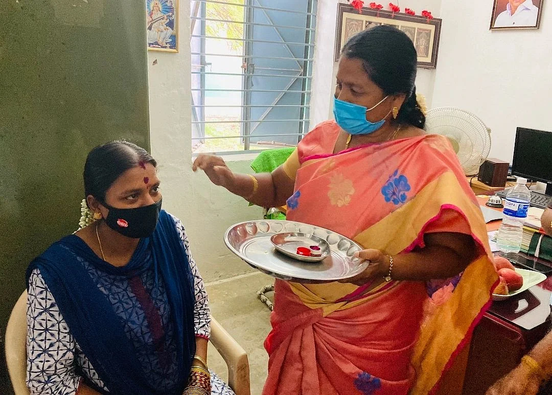 அரசு அலுவலகம் பெண் ஊழியர்