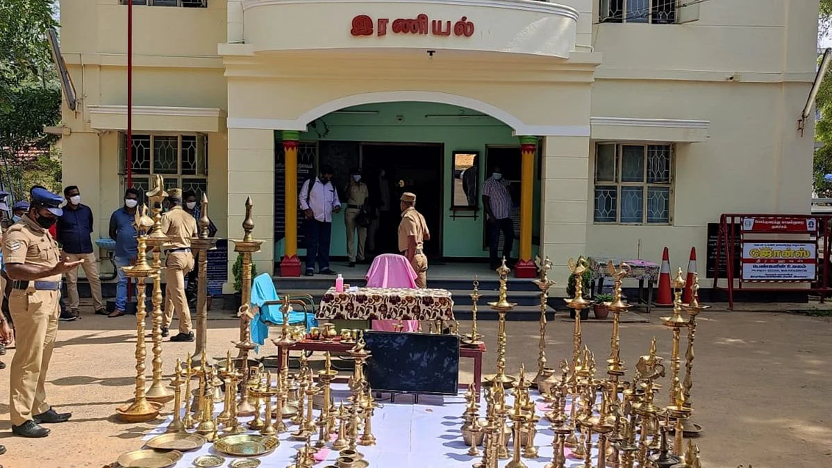 கொள்ளையடிக்கப்பட்ட பொருள்கள்