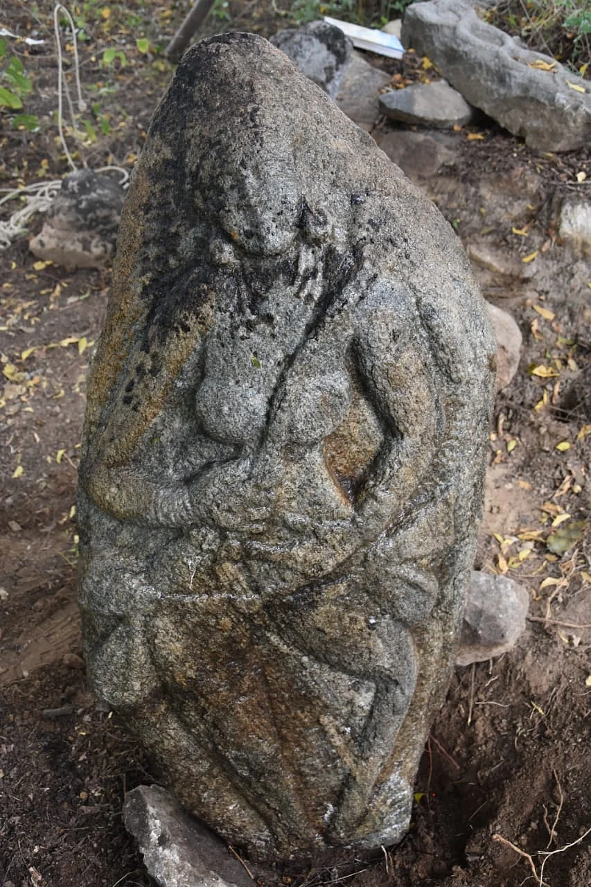 இடது பக்கம் வெண்சாமரம் உள்ள சிற்பம்