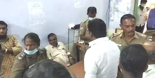 தேர்தல் அதிகாரியிடம் கேள்வி கேட்ட அதிமுக-வினர்