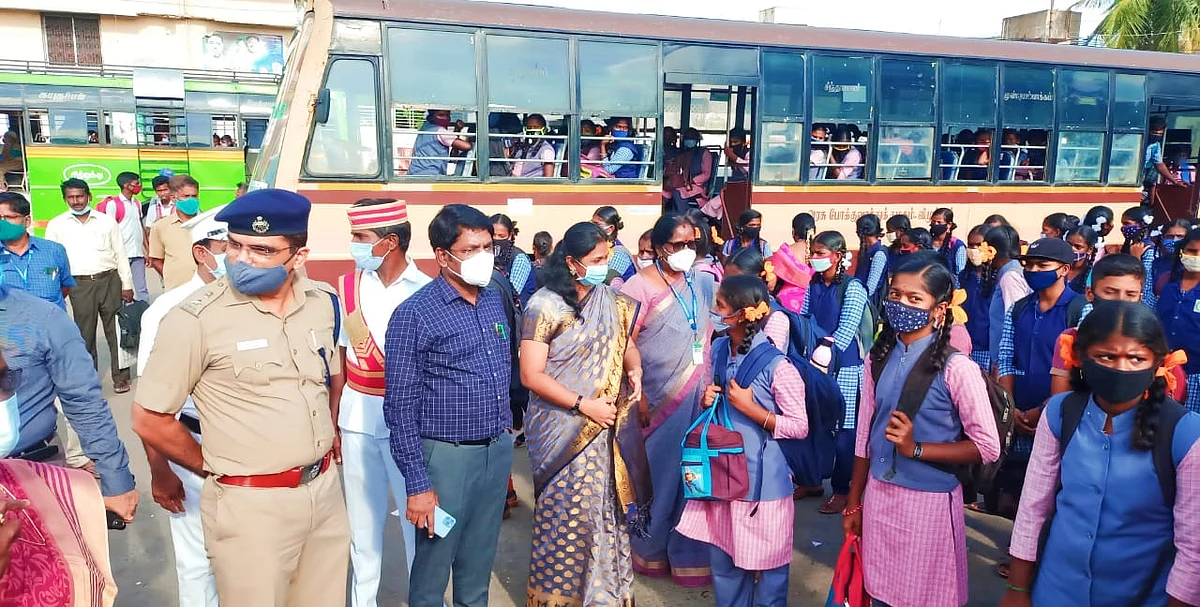 விழுப்புரம் மாவட்ட ஆட்சியர் மோகன், எஸ்.பி மற்றும் மாவட்ட முதன்மைக் கல்வி அலுவலர்.