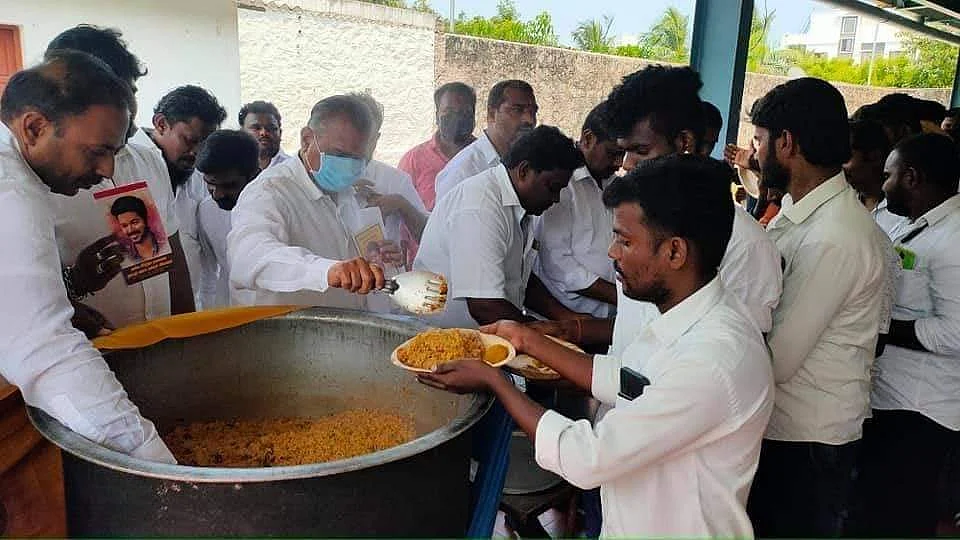 மதிய உணவளிக்கும் புஸ்ஸி ஆனந்த்