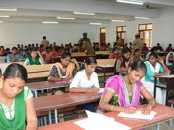 அரசுப் பணிகளில் பெண்களுக்கு 40 சதவிகித இடஒதுக்கீடு - நடைமுறை குழப்பத்தால் ஆண்களுக்கு பாதிப்பா?