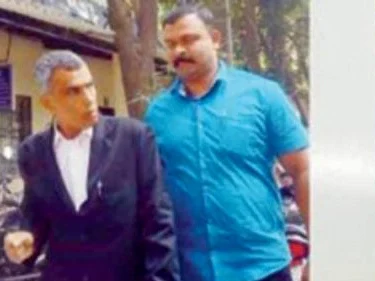 `நான்தான் கடவுள் கிருஷ்ணர்' கோர்ட்டில் நீதிபதி மீது புல்லாங்குழலை வீசிய நபர்; நடந்தது என்ன?