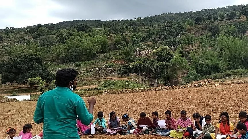பாடம் படிக்கும் பழங்குடியினக் குழந்தைகள்