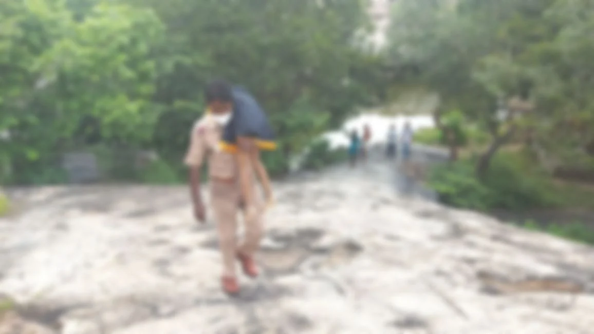 பெண் குழந்தையின் சடலத்தை தோளில் சுமந்துவரும் எஸ்.ஐ காந்தி