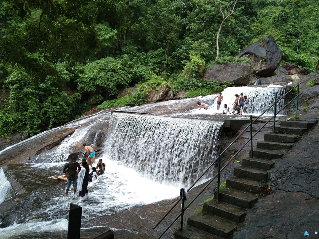 கோவை குற்றாலத்தில் சுற்றுலா பயணிகள்