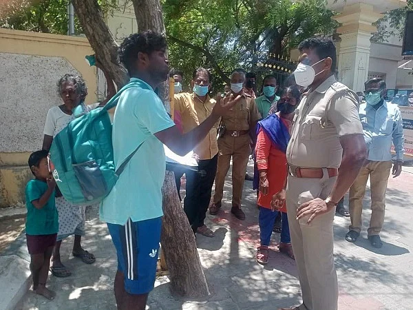 காவல்துறையினரிடம் வாக்குவாதம்