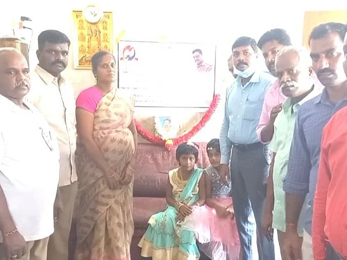 எஸ்.ஐ மரணம்; மகள்கள் பெயரில் ரூ.27 லட்சம் டெபாசிட்... நெகிழ்ச்சியை ஏற்படுத்திய 5,598 காவலர்கள்!
