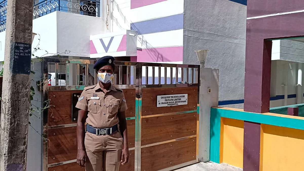முன்னாள் அமைச்சர் வேலுமணியின் ஆதரவாளர்கள் வீட்டில் ரெய்டு!