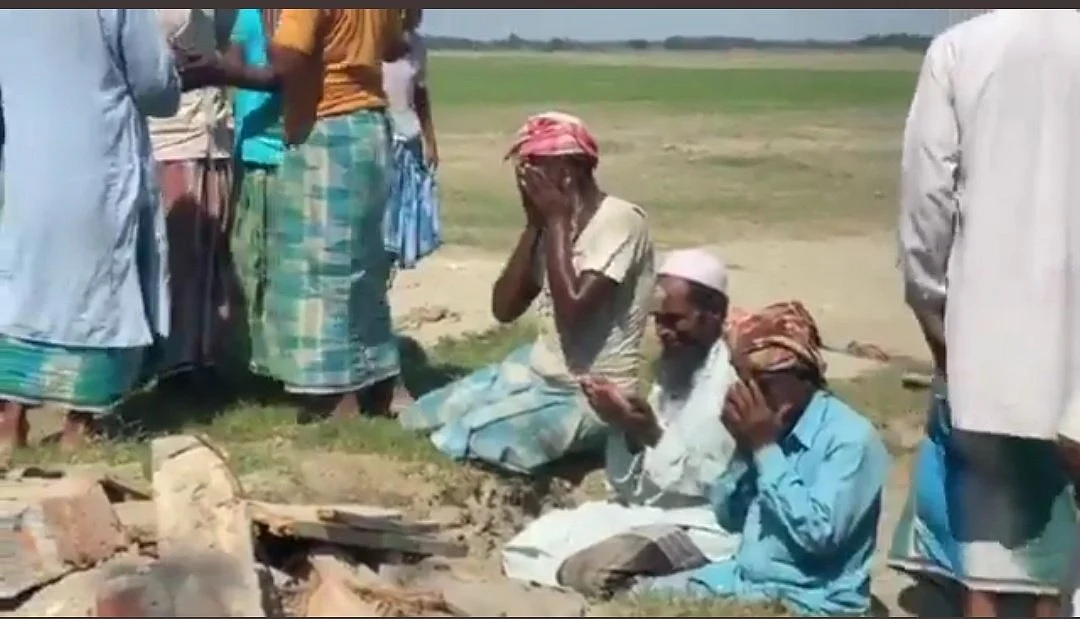 இடிக்கப்பட்ட மசூதி முன்பு அழும் மக்கள்