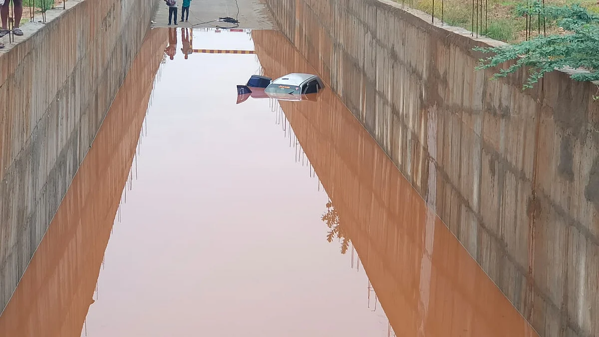 மழைநீரில் மூழ்கிய கார்