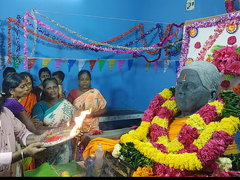 `எங்களோடு வாழ்ந்து வருகிறார்' -
இறந்த அம்மாவுக்கு சிலை வைத்த 13-வது மகன்!