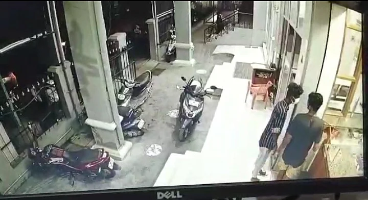 மெடிக்கல் ஷாப்பில் இளைஞர்கள்