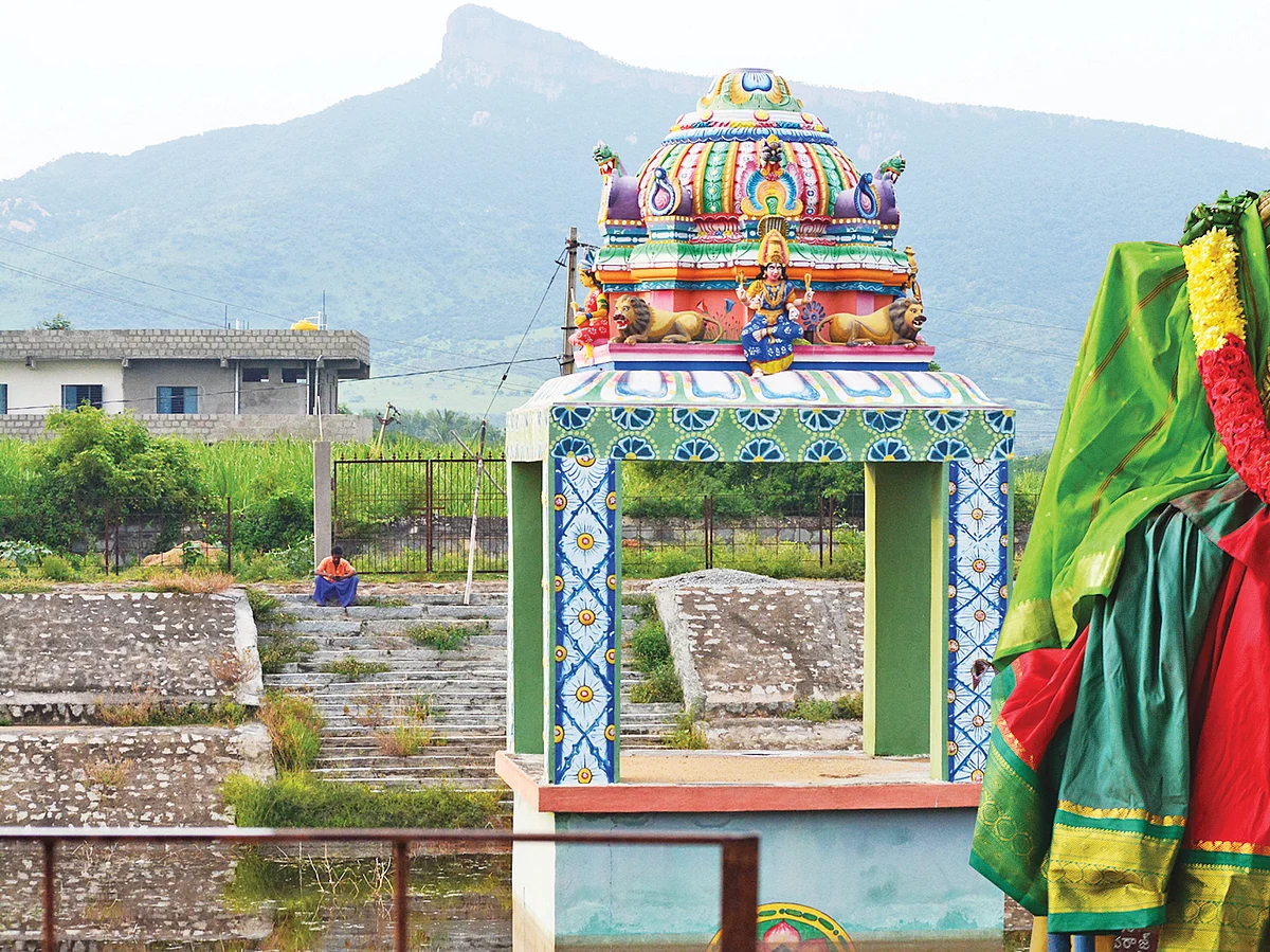 கண்ணொளி தருவாள்
நகரி தேசம்மா..!