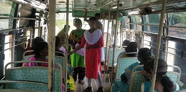 பேருந்தில் வாக்கு சேகரித்த ஸாருகலா