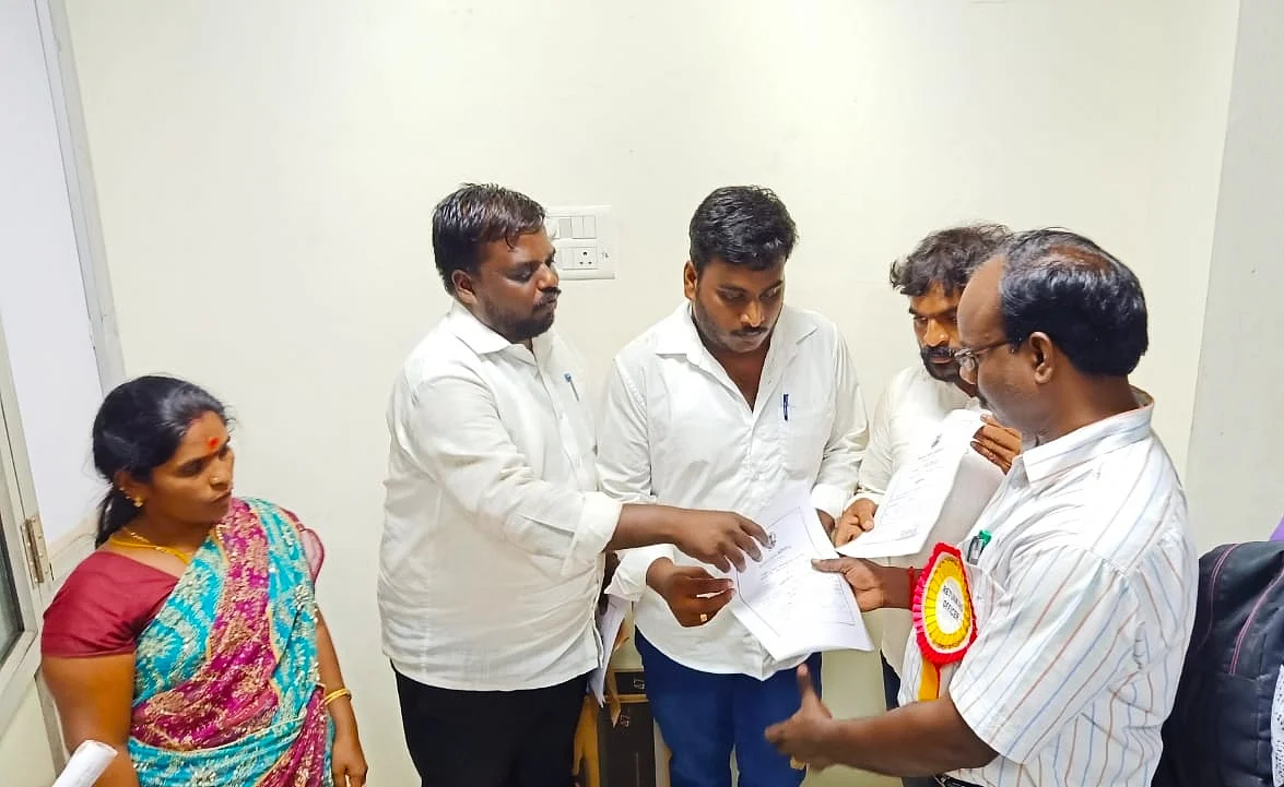 உறவினர்கள் மற்றும் அதிகாரியுடன் சேகர்