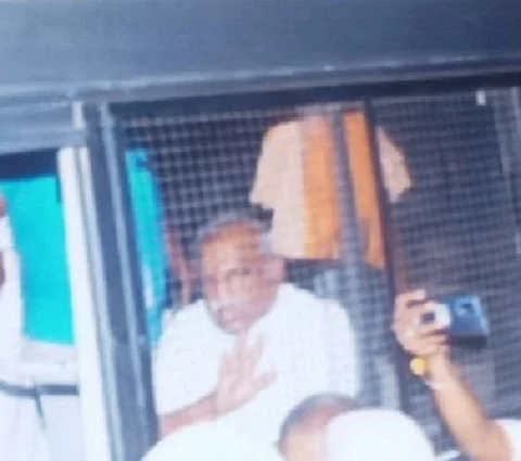 வேனில் அழைத்துச் செல்லப்பட்டபோது