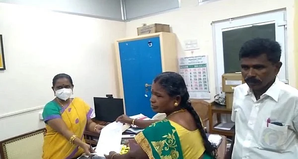 அதிகாரியிடம் கடிதம் கொடுக்கும் செல்லம்மாள்