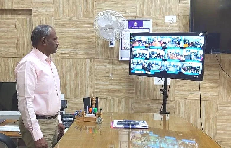வாக்குச்சாவடி மையங்களை சி.சி.டி.வி கேமராக்கள் மூலம் பார்வையிடுகிறார் ராணிப்பேட்டை மாவட்ட ஆட்சியர் பாஸ்கரபாண்டியன்.