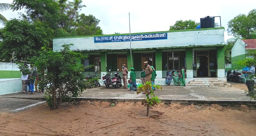 வெறிச்சோடி காணப்படும் வாக்குச்சாவடி மையம்