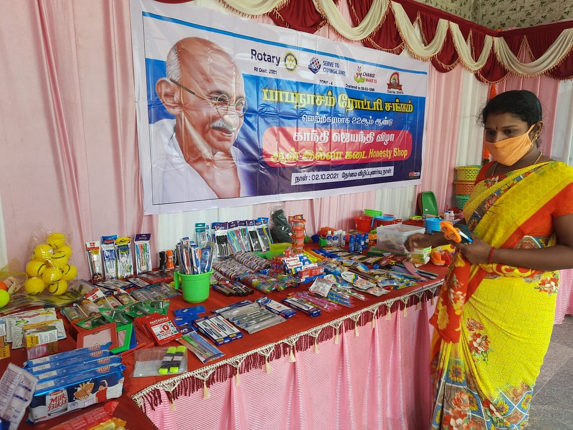 காந்தி ஜெயந்தி விழா: 130 வகையான பொருள்கள்... பொது மக்களை கவர்ந்த ஆளில்லா கடை!