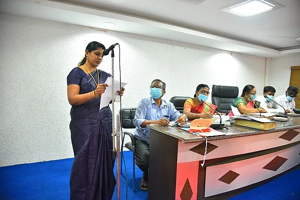ராதாபுரம் யூனியன் அலுவலகத்தில் கவுன்சிலராகப் பொறுப்பேற்றபோது...