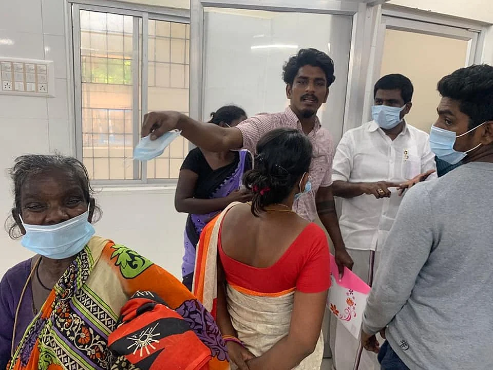 நகர்ப்புற வீடற்றோருக்கான கூடத்தில் உள்ள மக்களை சந்தித்த எம்.எல்.ஏ