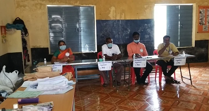 வெறிச்சோடி காணப்படும் வாக்குச்சாவடி