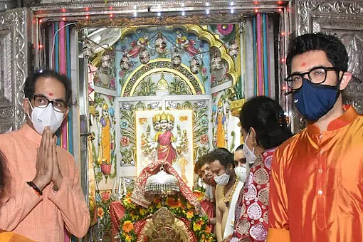 குடும்பத்துடன் மும்பாதேவி கோயிலில் வழிபட்ட உத்தவ்