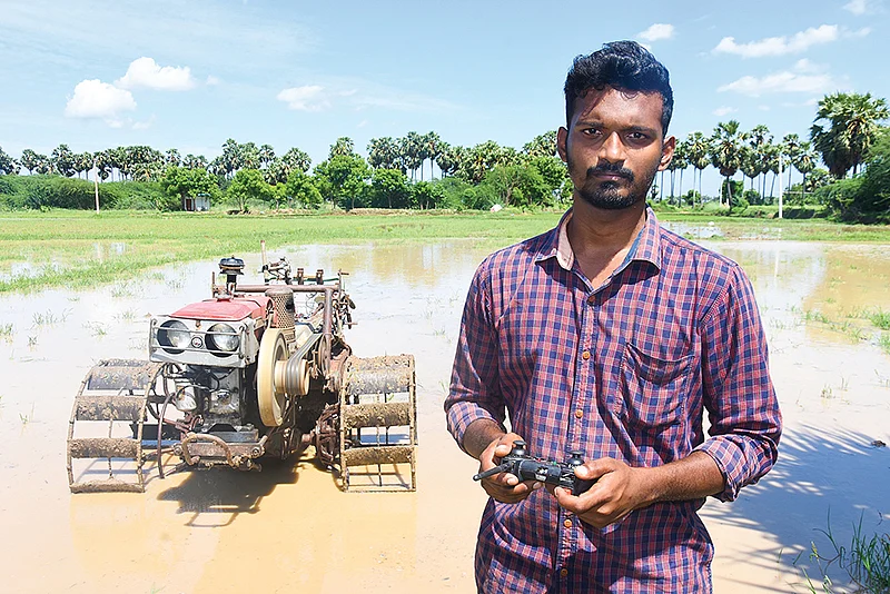 ரிமோட்டுடன் அஸ்வின் ராம்