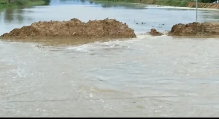 தண்ணீரில் மூழ்கிய பாதை