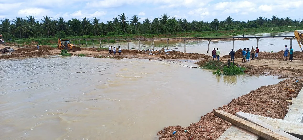 காட்டாற்றின் குறுக்கே அமைக்கப்பட்ட தற்காலிகப் பாதை