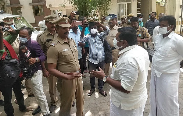 தடுத்து நிறுத்திய போலீஸார்