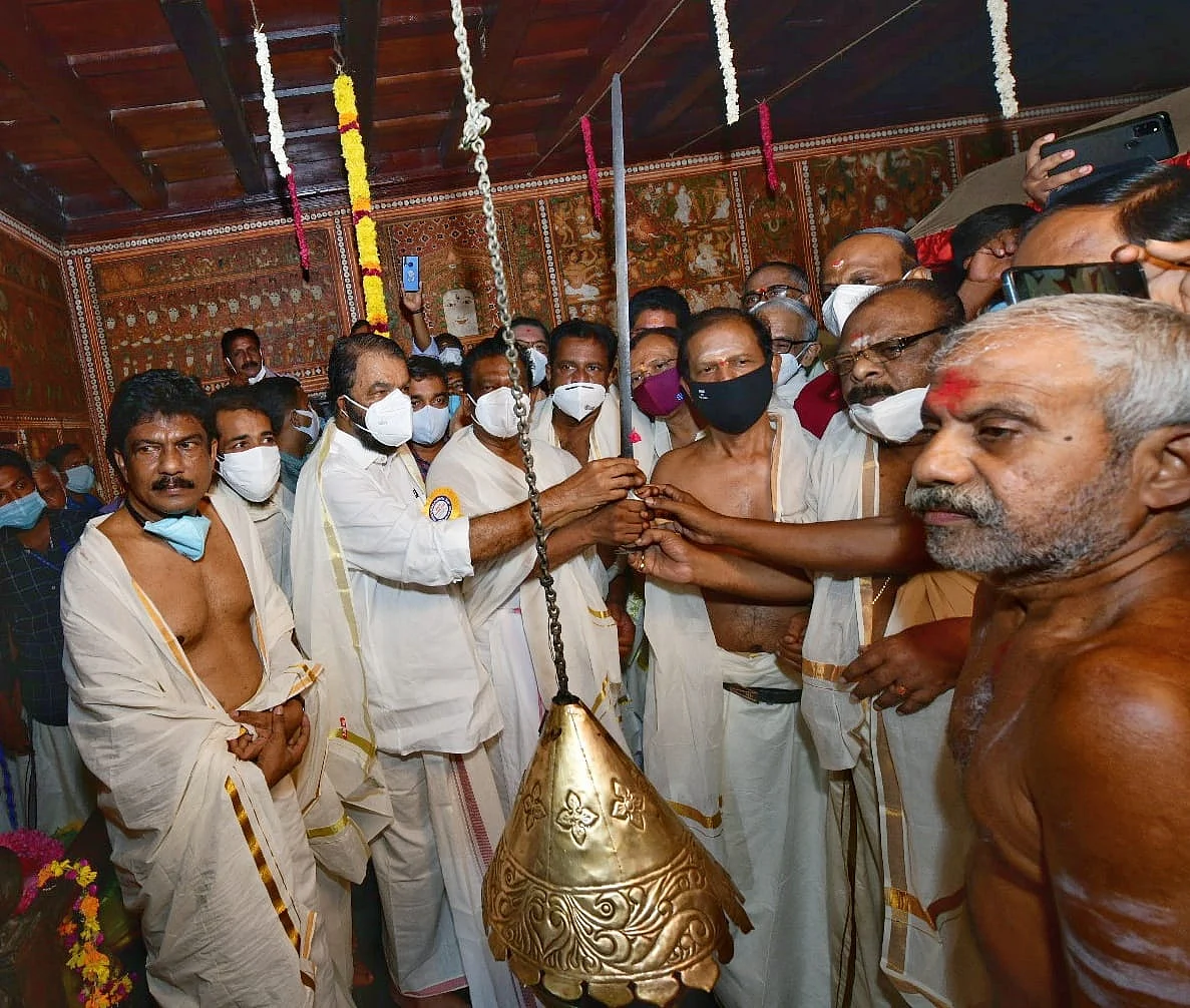 பாரம்பர்ய உடைவாள் மாற்றும் நிகழ்வு